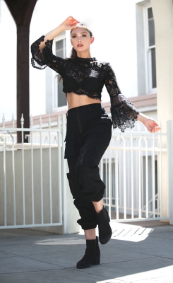 AlexWBlkLaceWhiteIronFence1wl