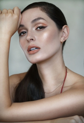 AlexaWBeautyArmtoheadwl