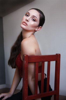 AlexaWRedChairpose1wl