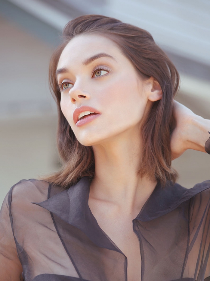 MichelleVawerBlkdresslookingawayWL