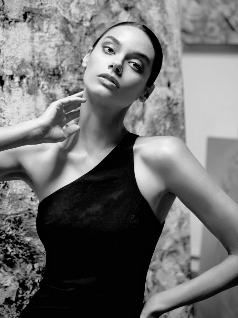 MichelleVawerPaintingPoseBWWL