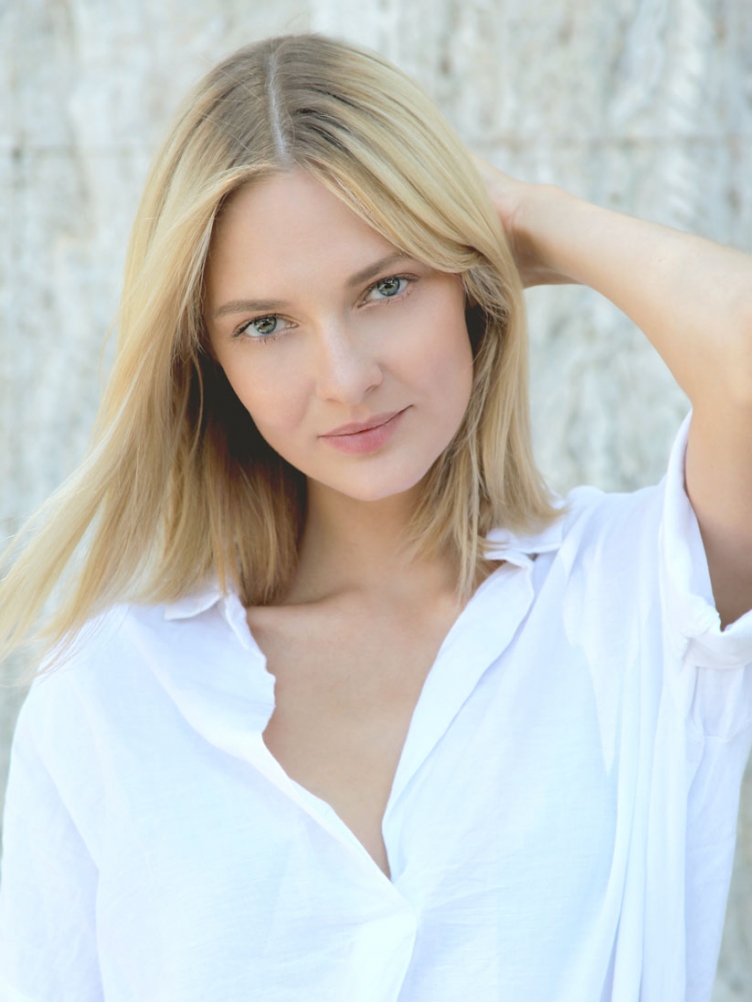 OlgaCerpitaWhiteshirtBeauty1WL